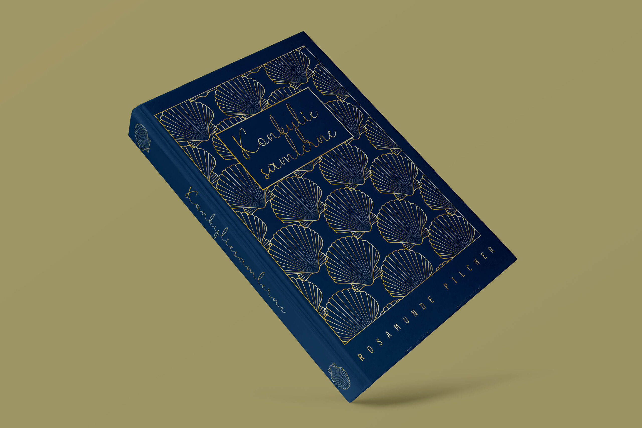 Konkyliesamlerne bogcover design med guld skrift og muslinger og blå baggrund