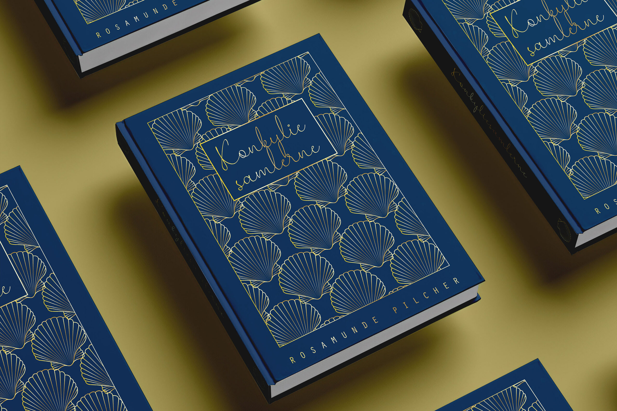 Konkyliesamlerne bogcover design med guld skrift og muslinger og blå baggrund