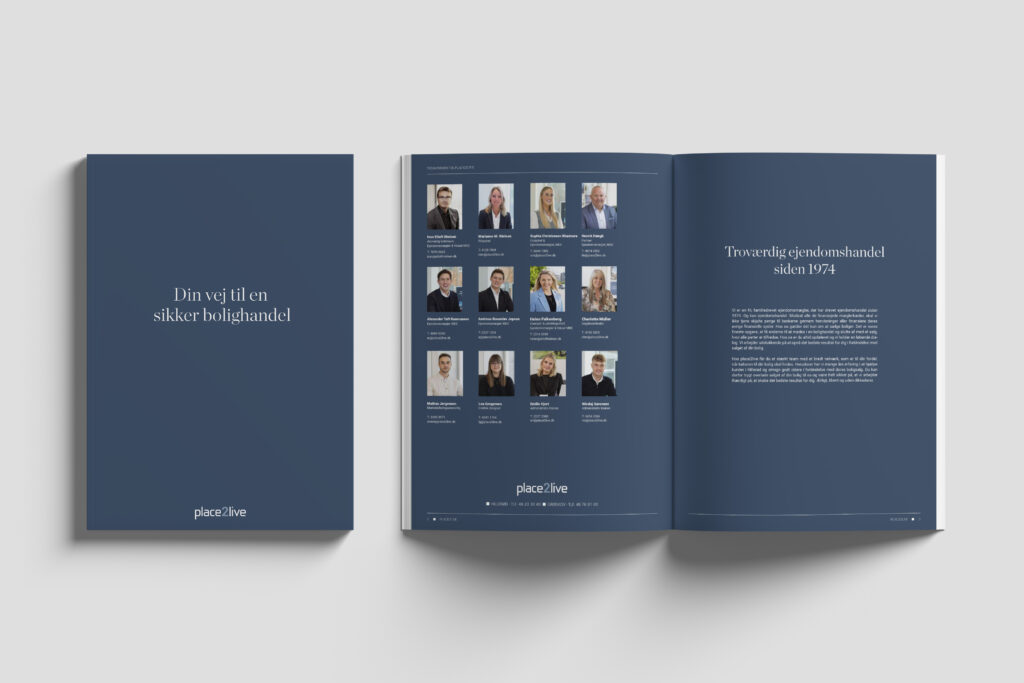 Salgstrategibog for ejedomsmægler place2live. Mørkeblå med enkelt grafisk layout