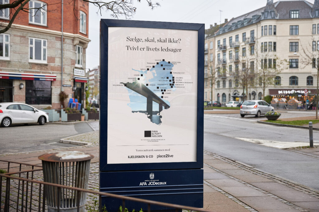 Abribus på istedgade i københavn. På abribusen er der en beige plakat med kort over sjælland hvor der er markeret ivan eltoft nielsens filialer
