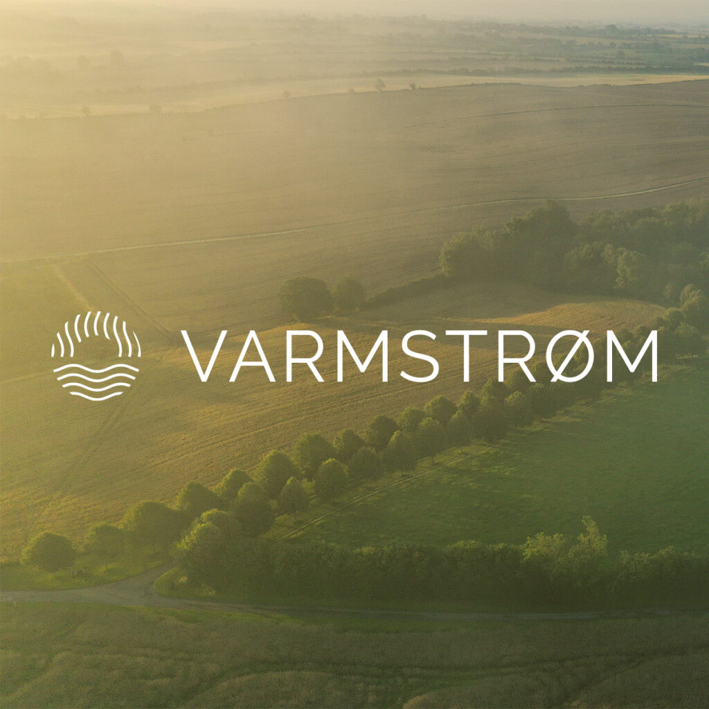 Varmstrøm logo på baggrund med sol og mark i danmark
