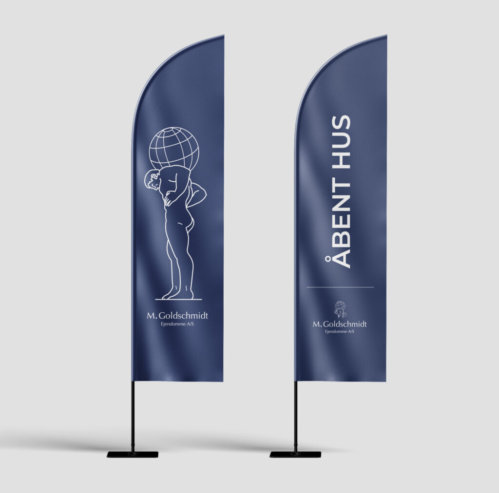 Blå beachflags med hvide logoer for M Goldschmidt Ejendomme