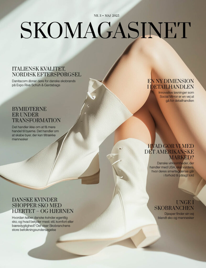 Cover af Skomagasinet maj 2025. Billedet viser et par kvindeben med cremefarvede støvler med snørrebånd